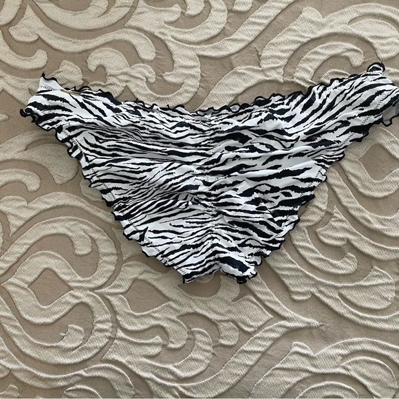 Victoria’s Secret Ruffle Scrunch Cheeky Bikini Bottom - Picture 2 of 3